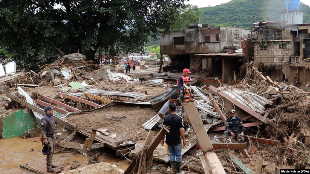 Venezuela Earthquake Death Toll Continues to Rise as Rescuers Fly In From Around the World